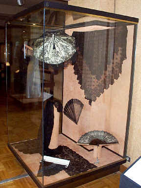 dentelles : vitrine du musée d'alençon