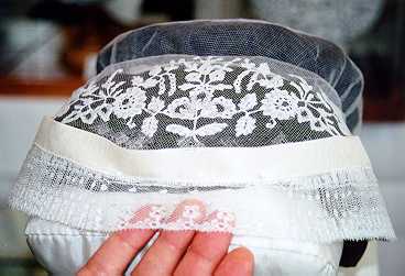 Bonnet en dentelle : Malines