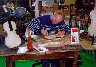 Luthier.jpg ( 17960 bytes)