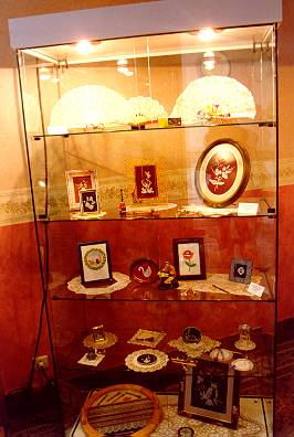 Vitrine2.jpg ( 23925 bytes)