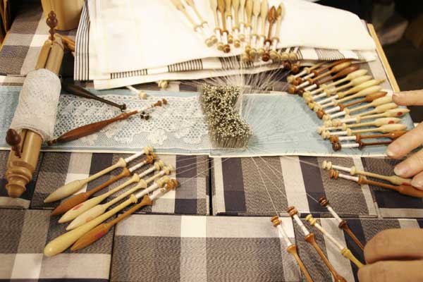 © http://www.dentellieres.com/Reportage/R2005/Fontenay/prevault-det_7769.jpg © http://www.dentellieres.com/Reportage/R2005/Fontenay/prevault-det_7769.jpg