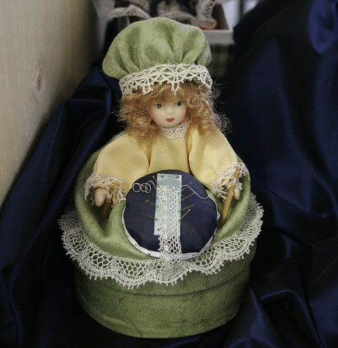 vitrine-poupee-det_8930.jpg (42291 octets)