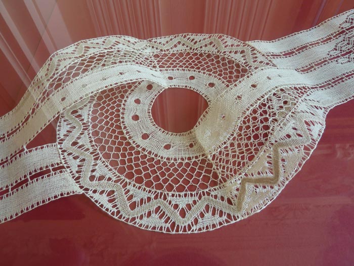 Dentelle-det_1060324.jpg (94616 octets)