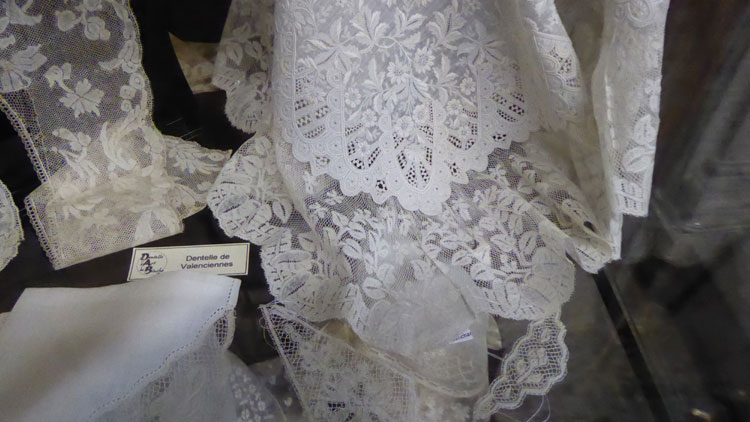 antique-det_60518.jpg (70941 octets)